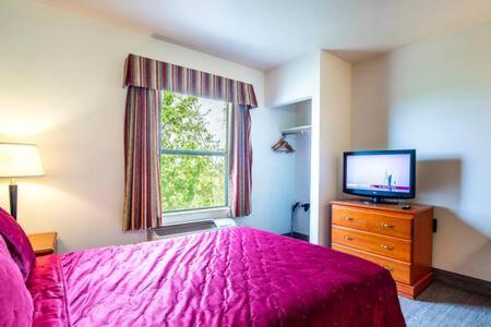 The Vistas 119 Modern studio with full kitchen 1st floor great location